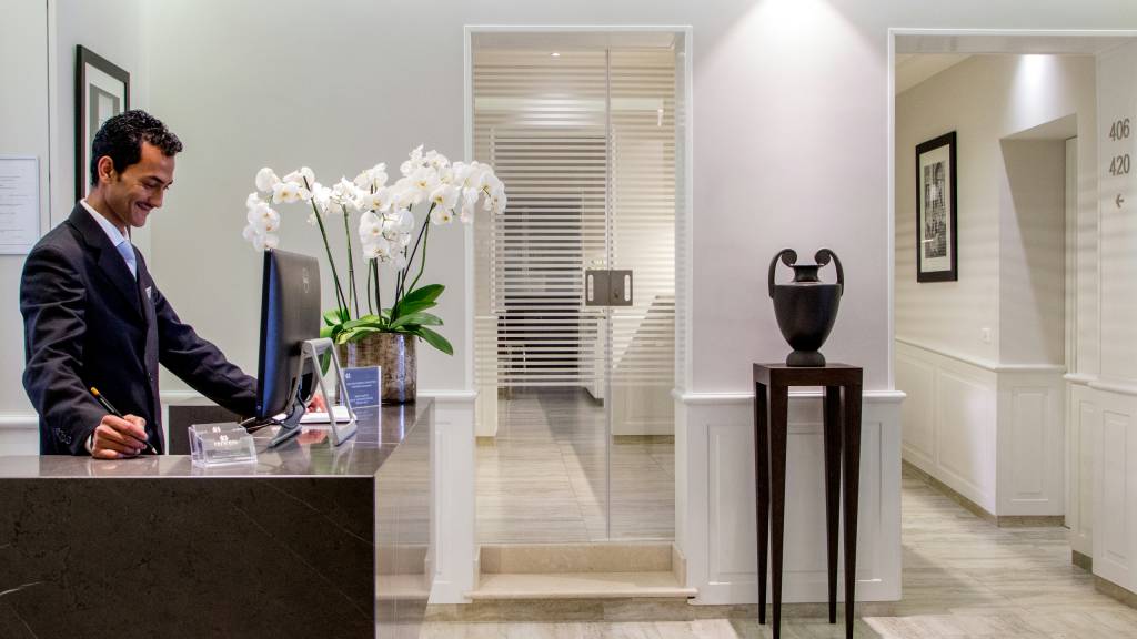 princeps-boutique-hotel-roma-servicios-receptionist-57