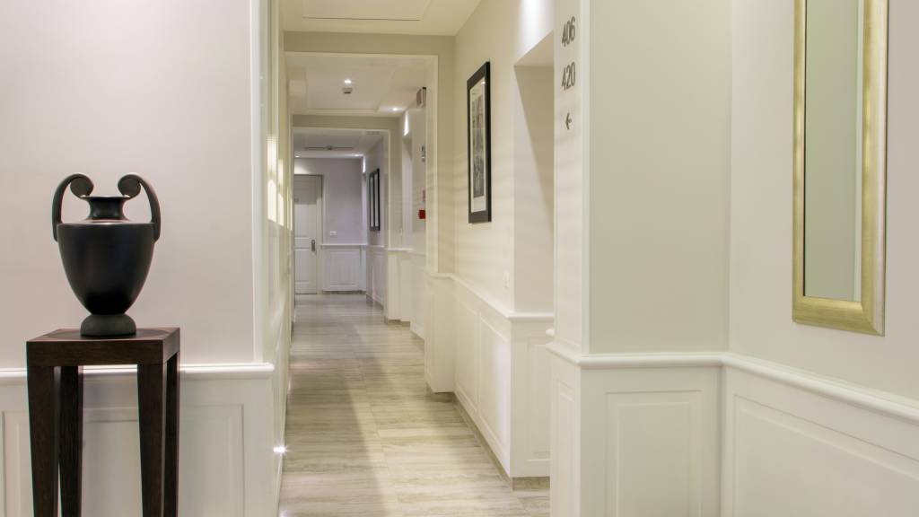 princeps-boutique-hotel-rome-vase-corridor-58