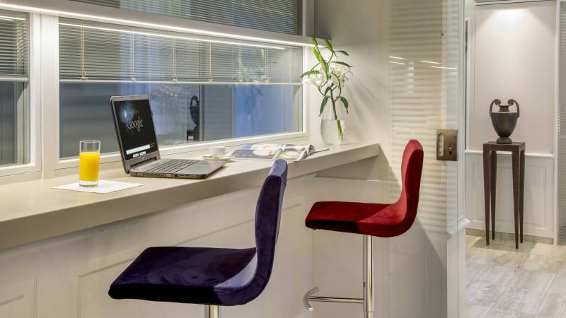 princeps-boutique-hotel-roma-servicios-desayuno-computer-54